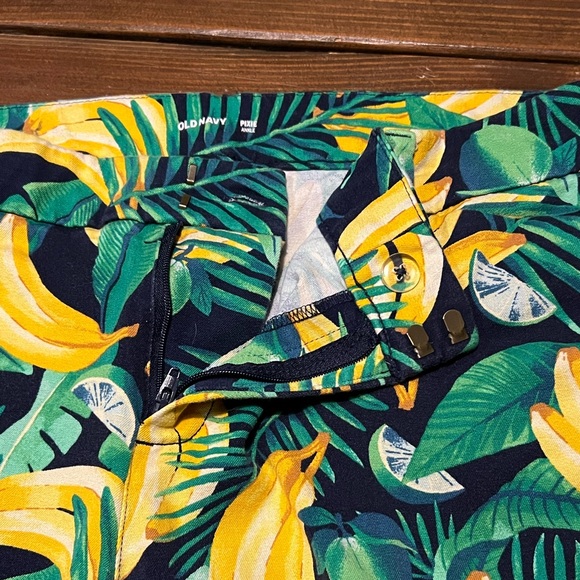 Old Navy Pixie cropped/ankle pant. Size 18 Bananas - Picture 5 of 12